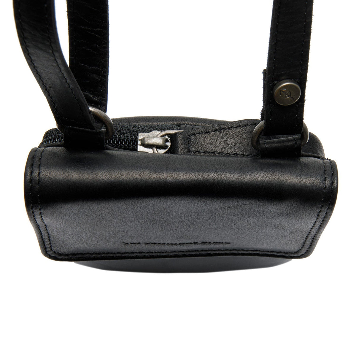 Detailansicht of Classic Collar &amp; Heavy-Duty Zipper Hardware on Langley Full-Grain Leather Phone Bag für Damen