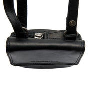 Detailansicht of Classic Collar &amp; Heavy-Duty Zipper Hardware on Langley Full-Grain Leather Phone Bag für Damen