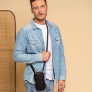 Valdes Full-Grain Leather Phone Bag für Damen - Seitenansicht mit ergonomischem Ärmelschnitt
