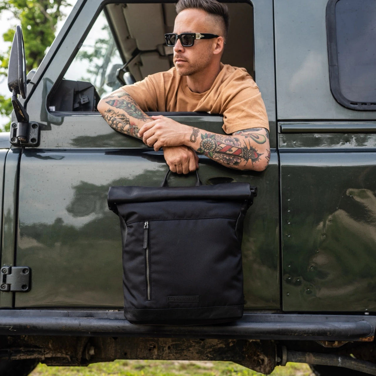 Bornholm Full-Grain Leather Roll-top Backpack für Damen - Structured Side Profile Showing Gusset Depth &amp; Expansion Capacity
