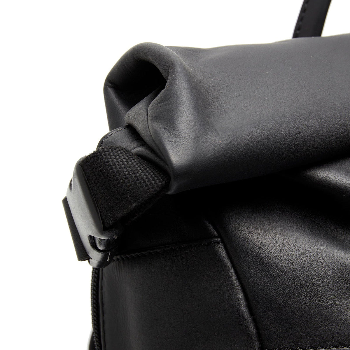 Mazara Full-Grain Leather Roll-top Backpack für Damen - Structured Side Profile Showing Gusset Depth &amp; Expansion Capacity