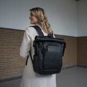 Remo Full-Grain Leather Roll-top Backpack für Damen - Structured Side Profile Showing Gusset Depth &amp; Expansion Capacity