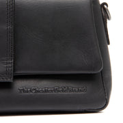 
Solid Antique Brass Hardware & Heavy-Duty Dual Zipper Detail on Clifden Vollnarbenleder-Schultertasche