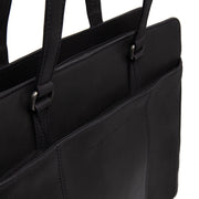 
Fidenza Vollnarbenleder-Schultertasche - Strukturierte Seitenansicht mit Faltentiefe & Erweiterungsvolumen
