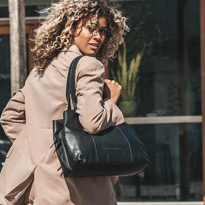 
Classic 100% Full-Grain leather Bag - Rückansicht mit verstärkten Lederträgern & handwerklichen Nähten