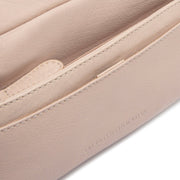 Solid Antique Brass Hardware &amp; Heavy-Duty Dual Zipper Detail on Liora Full-Grain Leather Shoulder Bag für Damen