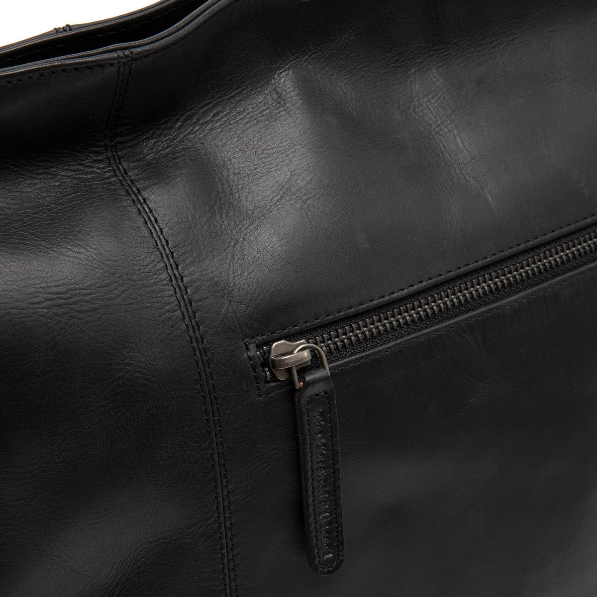 
Zira Vollnarbenleder-Schultertasche - Strukturierte Seitenansicht mit Faltentiefe & Erweiterungsvolumen