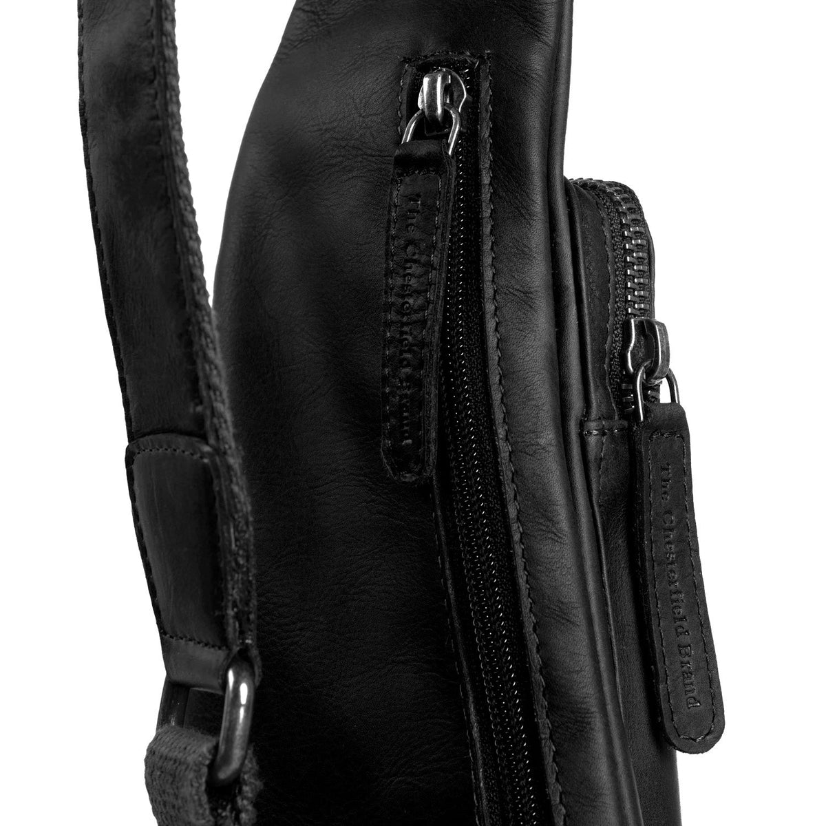 Solid Antique Brass Hardware &amp; Heavy-Duty Dual Zipper Detail on Leather Sling Bag Logan für Damen