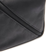 Detailansicht of Classic Collar &amp; Heavy-Duty Zipper Hardware on Elmia Full-Grain Leather Toiletry Bag für Damen