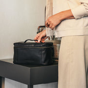Limone Full-Grain Leather Toiletry Bag für Damen - Seitenansicht mit ergonomischem Ärmelschnitt