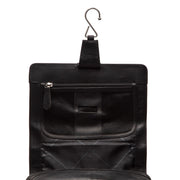 Detailansicht of Classic Collar &amp; Heavy-Duty Zipper Hardware on Rosario Full-Grain Leather Toiletry Bag für Damen