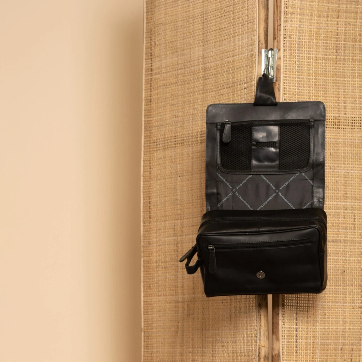 Rosario Full-Grain Leather Toiletry Bag für Damen - Seitenansicht mit ergonomischem Ärmelschnitt