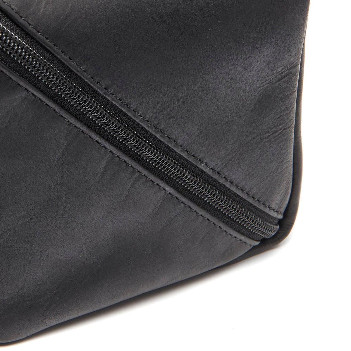 Detailansicht of Classic Collar &amp; Heavy-Duty Zipper Hardware on Trevia Full-Grain Leather Toiletry Bag für Damen
