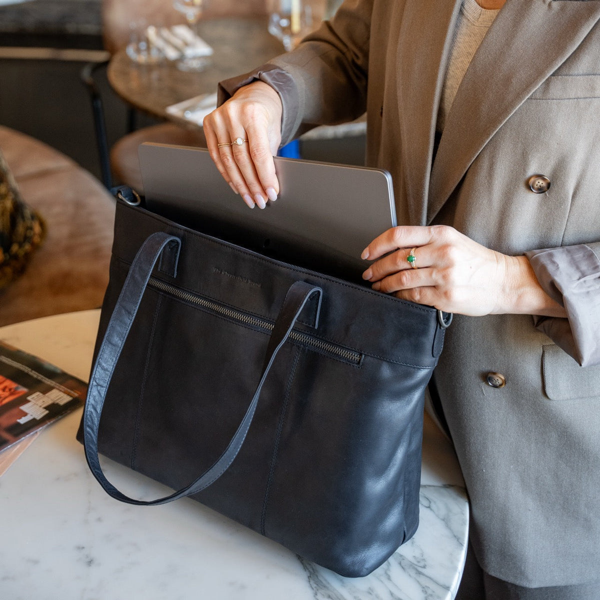 
Solid Antique Brass Hardware & Heavy-Duty Dual Zipper Detail on Osira Vollnarbenleder-Shopper