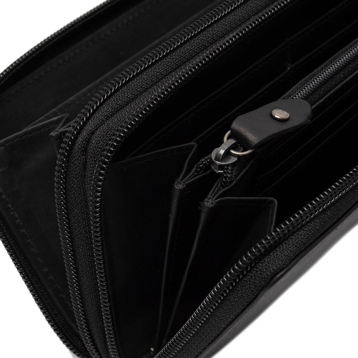 
Solid Antique Brass Hardware & Heavy-Duty Dual Zipper Detail on Hadley Vollnarbenleder-Geldbörse