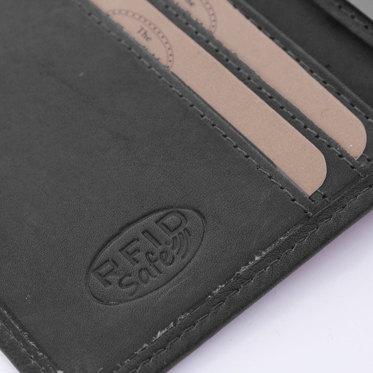 Solid Antique Brass Hardware &amp; Heavy-Duty Dual Zipper Detail on Hereford Full-Grain Ledergeldbörse für Herren