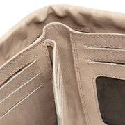 
Solid Antique Brass Hardware & Heavy-Duty Dual Zipper Detail on Mavona Vollnarbenleder-Geldbörse