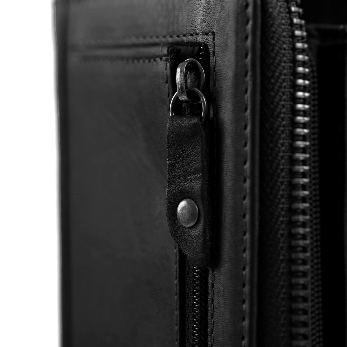 
Solid Antique Brass Hardware & Heavy-Duty Dual Zipper Detail on Nova Vollnarbenleder-Geldbörse