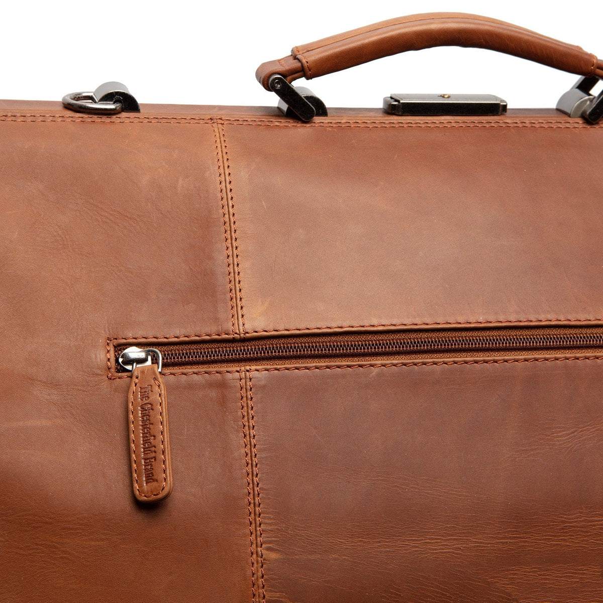 
Solid Antique Brass Hardware & Heavy-Duty Dual Zipper Detail on Corfu Vollnarbenleder-Weekender-Reisetasche