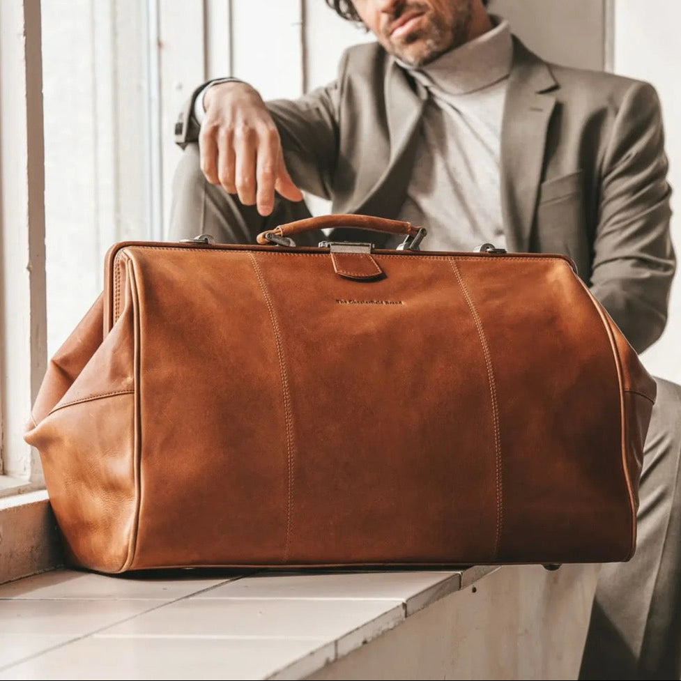 
Classic 100% Full-Grain Leather Duffle Bag - Rückansicht mit verstärkten Lederträgern & handwerklichen Nähten
