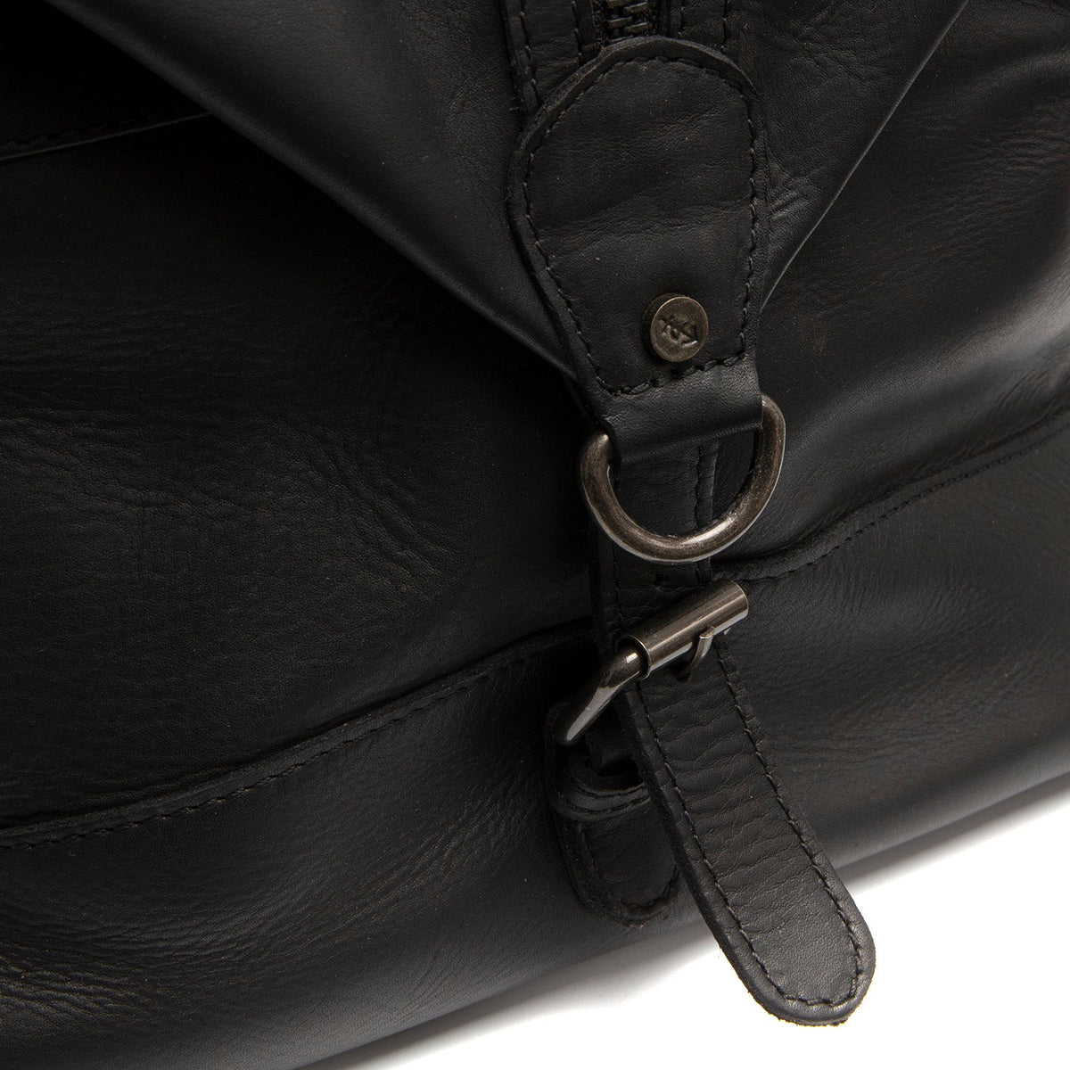 
Solid Antique Brass Hardware & Heavy-Duty Dual Zipper Detail on Portsmouth II Vollnarbenleder-Weekender-Reisetasche