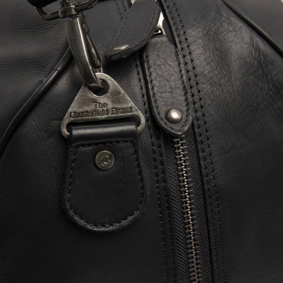 Solid Antique Brass Hardware &amp; Heavy-Duty Dual Zipper Detail on Rivaro Full-Grain Leather Weekender Bag für Damen