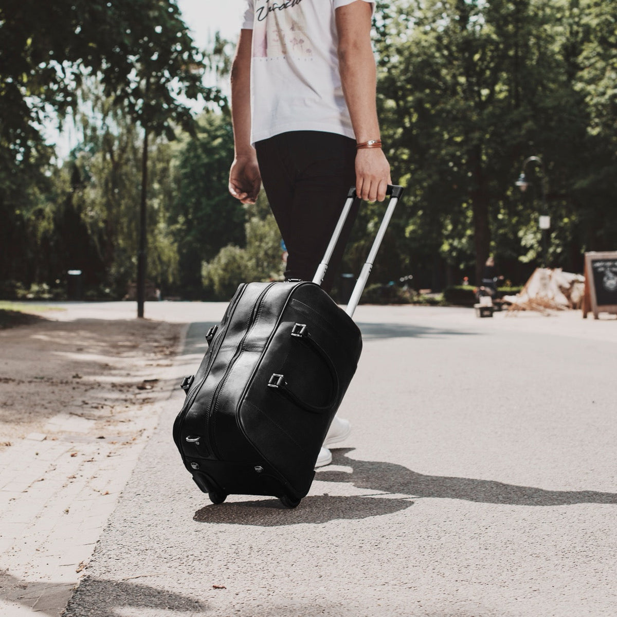 
Classic 100% Full-Grain Leather Duffle Bag - Rückansicht mit verstärkten Lederträgern & handwerklichen Nähten