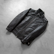 Button &amp; Hem Craftsmanship Construction Detail on Men's Legacy Schwarz Leder-Bikerjacke für Herren