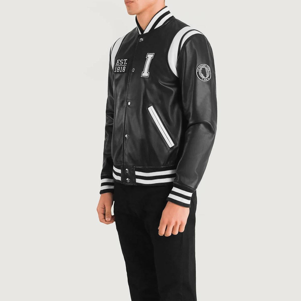 Black &amp; White Sheepskin Leather Varsity Jacket - Rückansicht mit passgenauen Schultern &amp; sauberem Saum