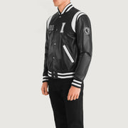 Black &amp; White Sheepskin Leather Varsity Jacket - Rückansicht mit passgenauen Schultern &amp; sauberem Saum