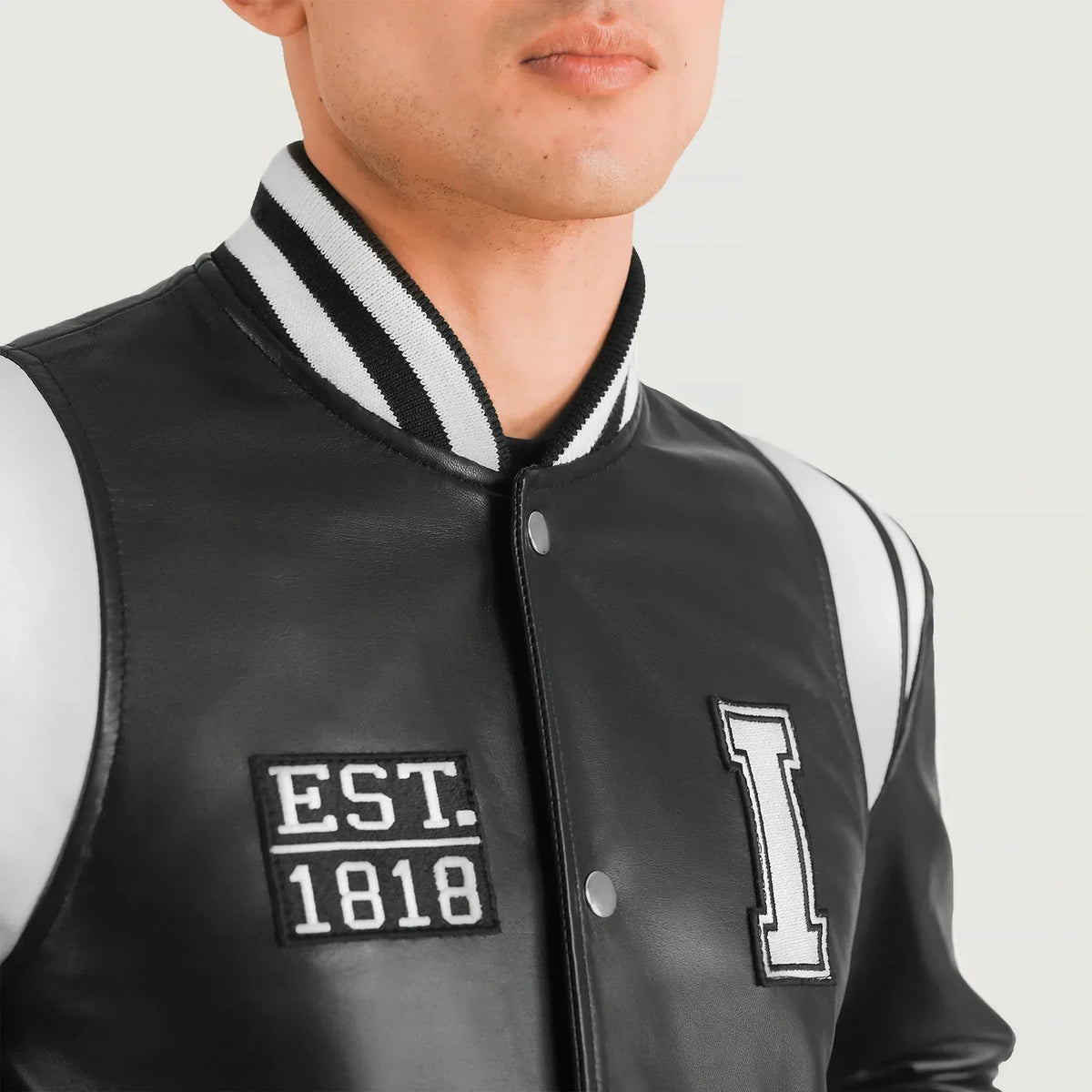Detailansicht of Varsity &amp; Snap Button Hardware on Liberte Illinois Schwarz Leather Varsity Lederjacke für Herren