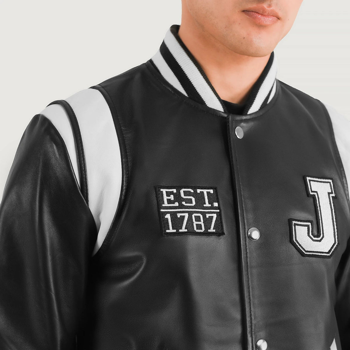 Detailansicht of Varsity &amp; Snap Button Hardware on Liberte New Jersey Schwarz Leather Varsity Lederjacke für Herren