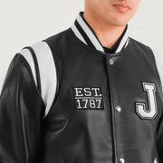 Detailansicht of Varsity &amp; Snap Button Hardware on Liberte New Jersey Schwarz Leather Varsity Lederjacke für Herren