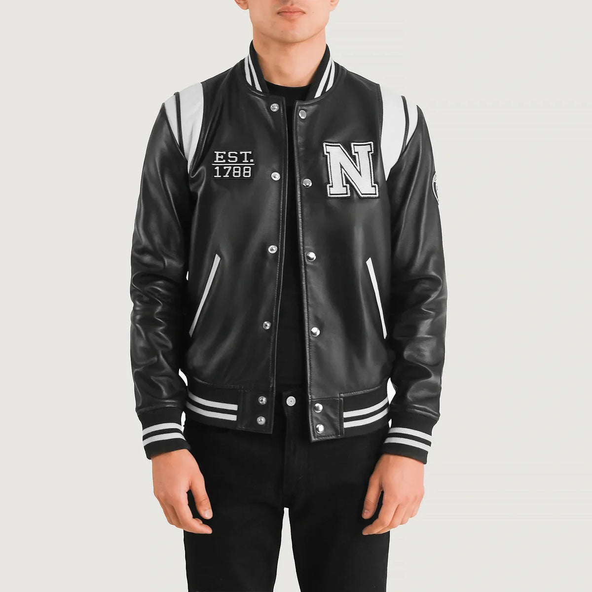 
Liberte New York Schwarz Leather Varsity Lederjacke für Herren - Vorderansicht & maßgeschneiderte Silhouette | Online Kaufen