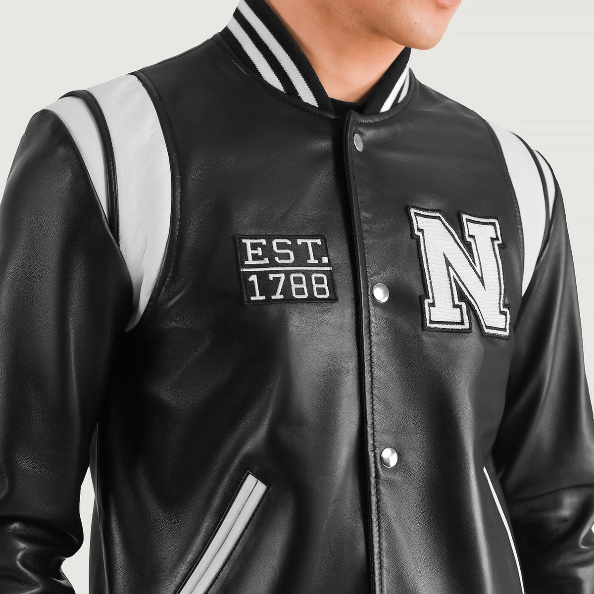 
Detailansicht of Varsity & Snap Button Hardware on Liberte New York Schwarz Leather Varsity Lederjacke für Herren