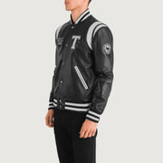 Black &amp; White Sheepskin Leather Varsity Jacket - Rückansicht mit passgenauen Schultern &amp; sauberem Saum