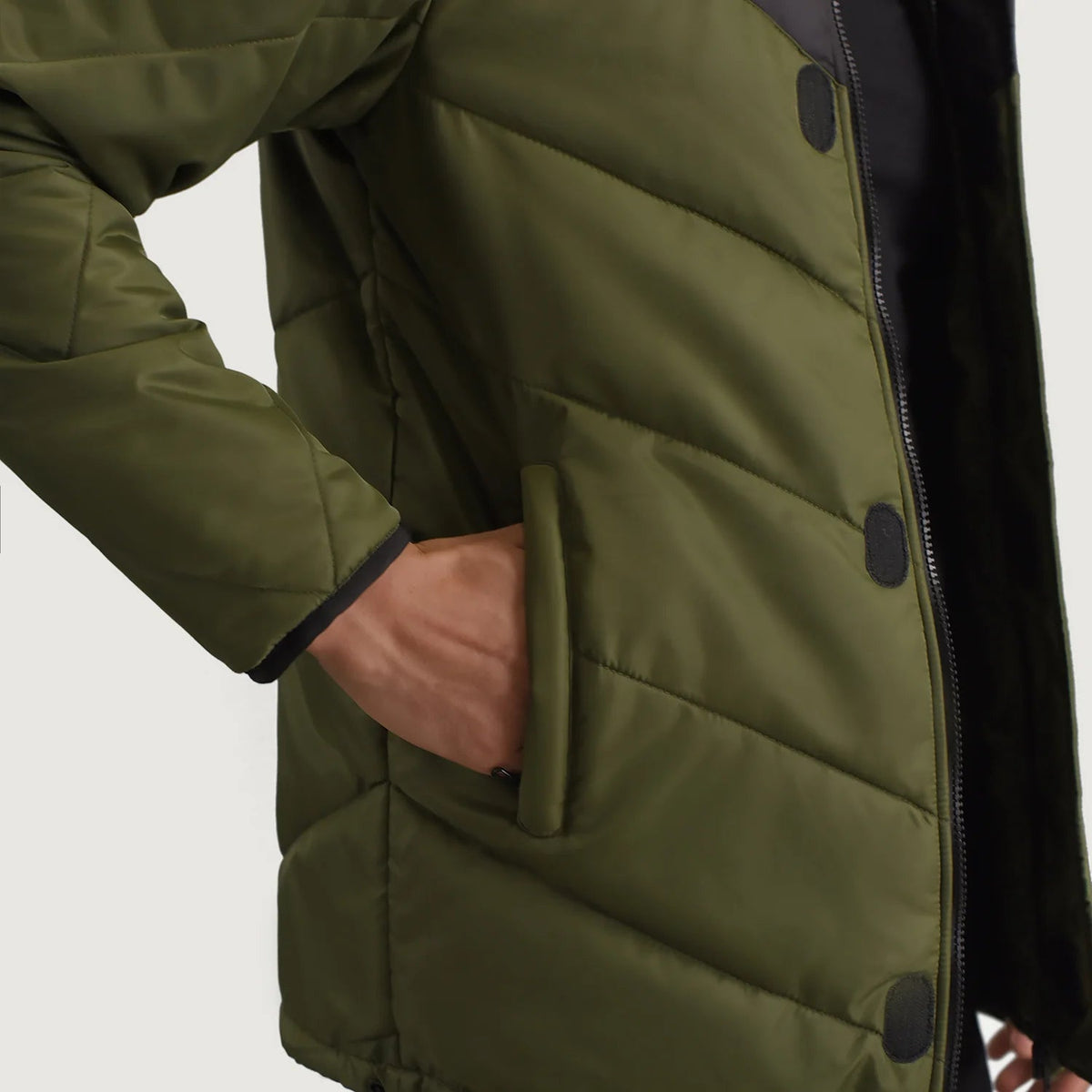 
Innenansicht Showing Quilted Viscose Lining & Zwei funktionale Innentaschen