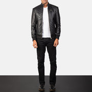 Moda Black Leather Bomber Jacket - Seitenansicht mit ergonomischem Ärmelschnitt