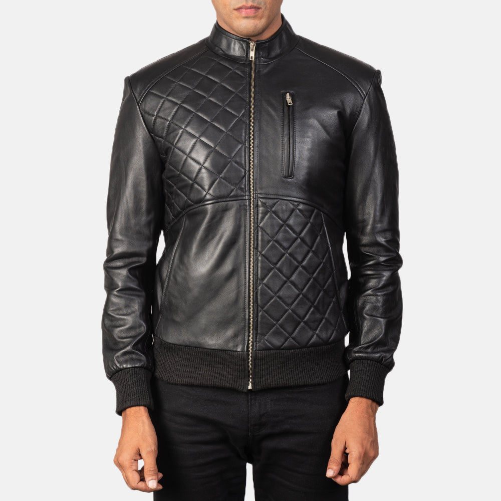 Detailansicht of Band &amp; Zipper Hardware on Moda Black Leather Bomber Jacket