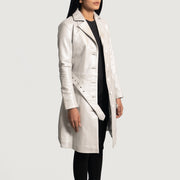 
Moonlight Silver Leder-Trenchcoat für Damen - Seitenansicht mit ergonomischem Ärmelschnitt & sportlicher Passform