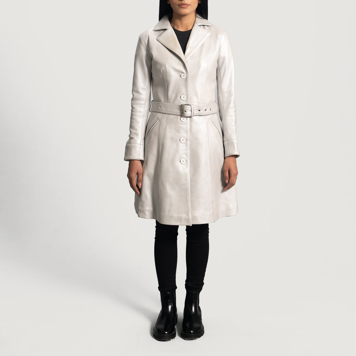 
Detailansicht of Notch & Button Hardware on Moonlight Silver Leder-Trenchcoat für Damen