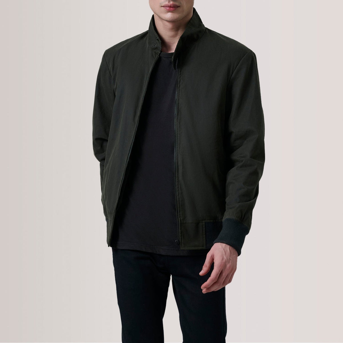 Morrison Olive Canvas Leder-Bomberjacke für Herren For Men in Olive Waxed Cotton Canvas - Vorderansicht &amp; maßgeschneiderte Silhouette | Online Kaufen