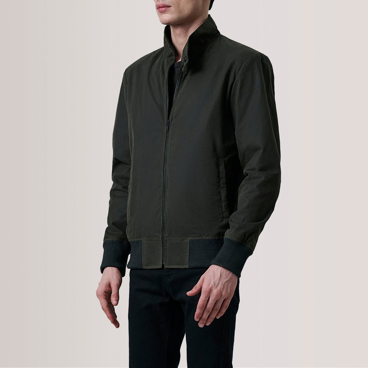 Morrison Olive Canvas Leder-Bomberjacke für Herren For Men - Seitenansicht mit ergonomischem Ärmelschnitt