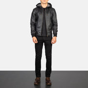 
Nintenzo Black Hooded Leather Jacket - Seitenansicht mit ergonomischem Ärmelschnitt & sportlicher Passform