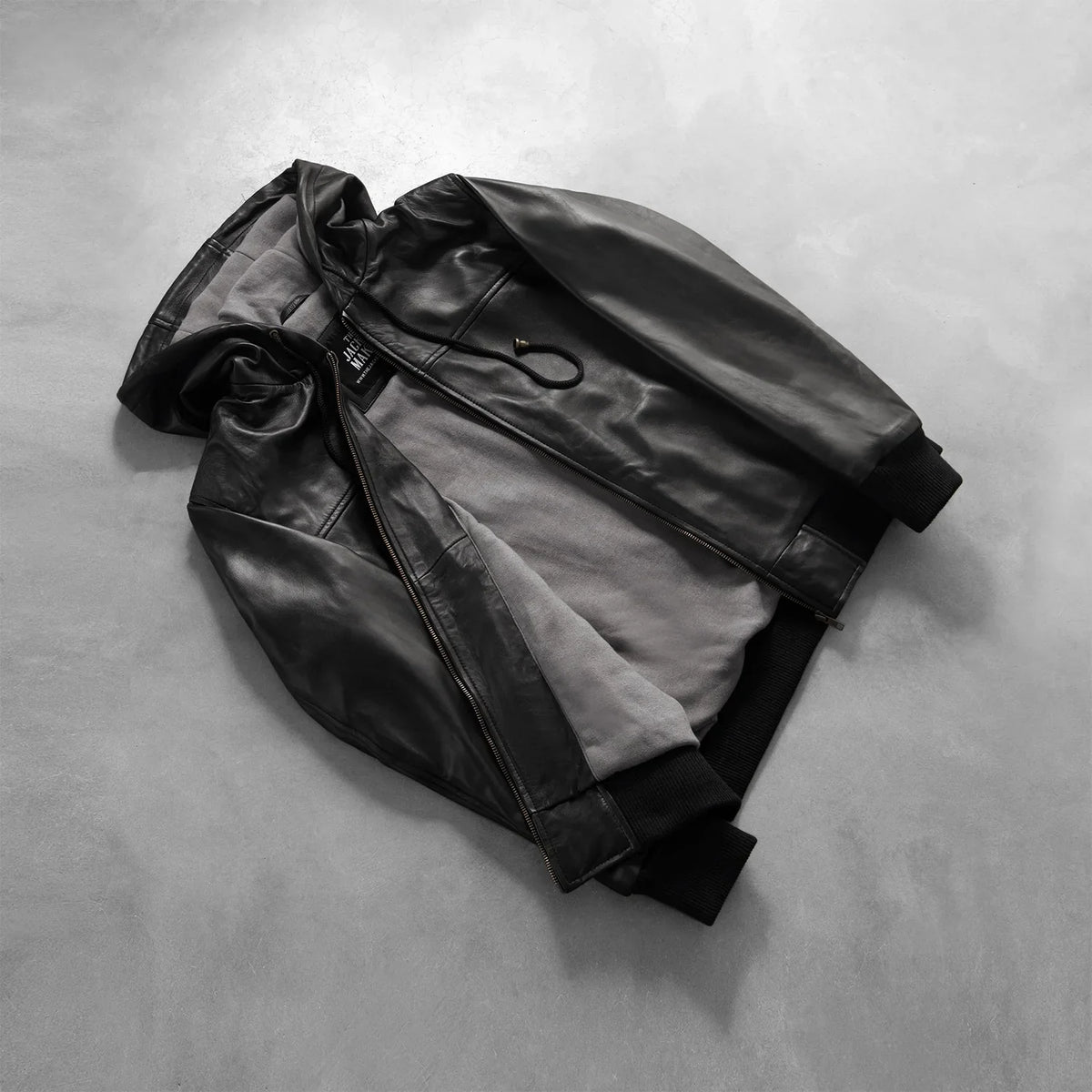 
Passform-Perspektive von Nintenzo Black Hooded Leather Jacket am Model - Natürlicher Faltenwurf im Tageslicht