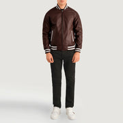 Pascal Kastanienbraun Leather Varsity Lederjacke für Herren - Seitenansicht mit ergonomischem Ärmelschnitt