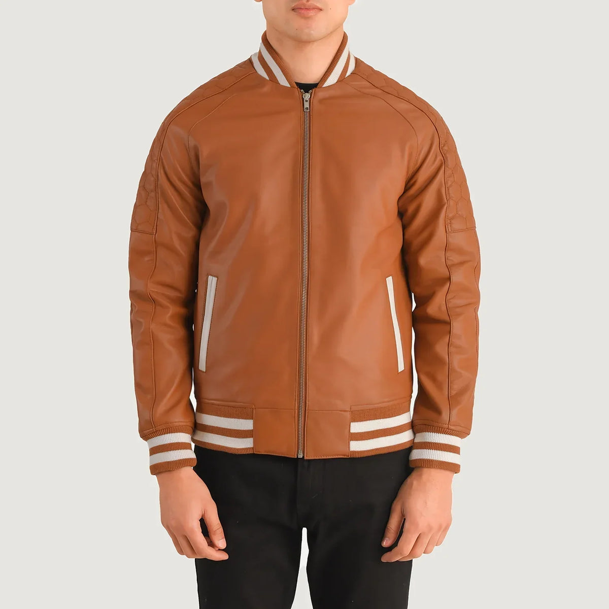 Detailansicht of Varsity collar &amp; Zipper Hardware on Pascal Hellbraun Braun Leather Varsity Lederjacke für Herren