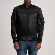 
Quinton MA-1 Schwarz Leder-Bomberjacke für Herren in Black Satin - Vorderansicht & maßgeschneiderte Silhouette | Online Kaufen