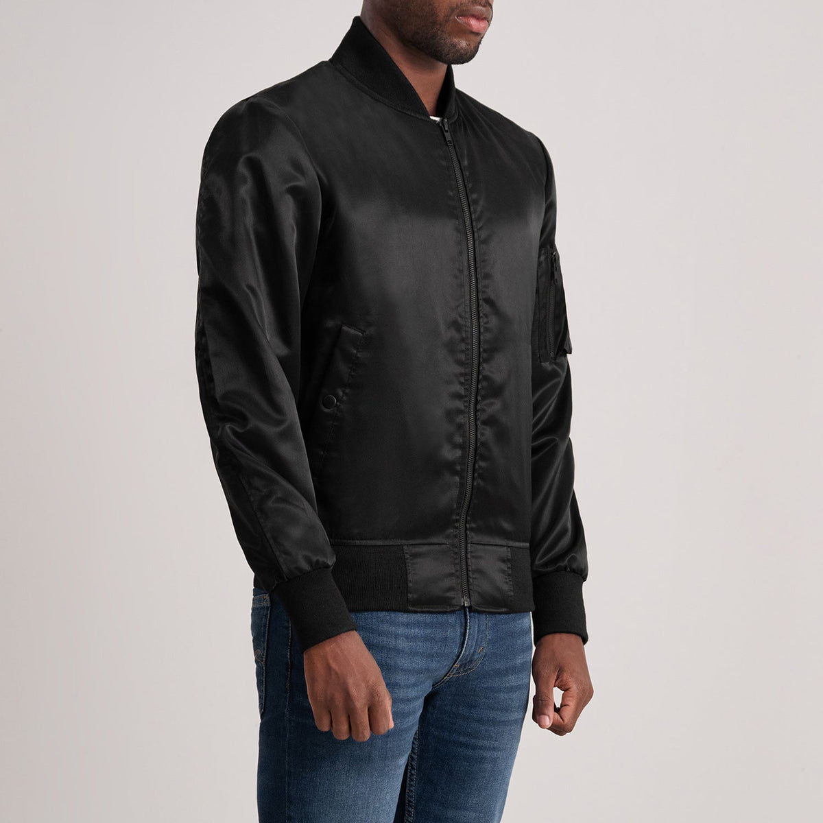 
Black Satin Bomber Jacket - Rückansicht mit passgenauen Schultern & sauberem Saum
