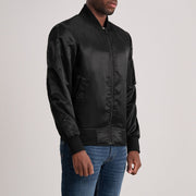 
Black Satin Bomber Jacket - Rückansicht mit passgenauen Schultern & sauberem Saum